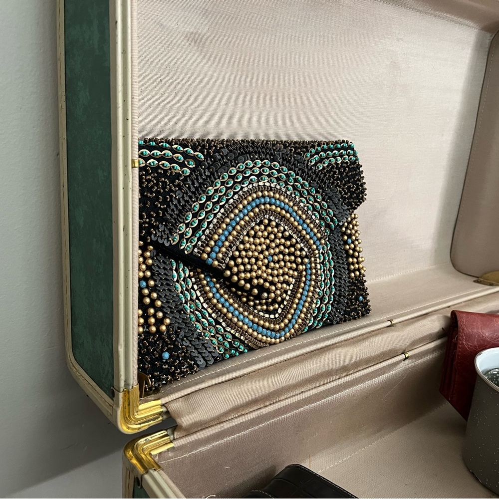 Hard beaded Clutch